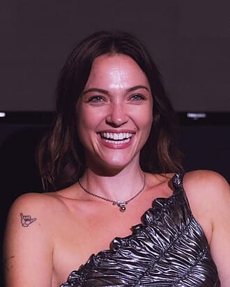 Violett Beane